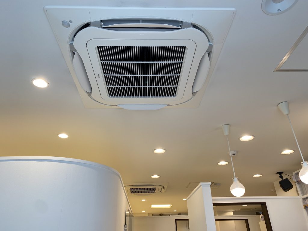 院内の天井の埋め込みユニット